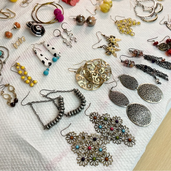 Large Lot of Earrings, 60 pairs - Picture 9 of 13